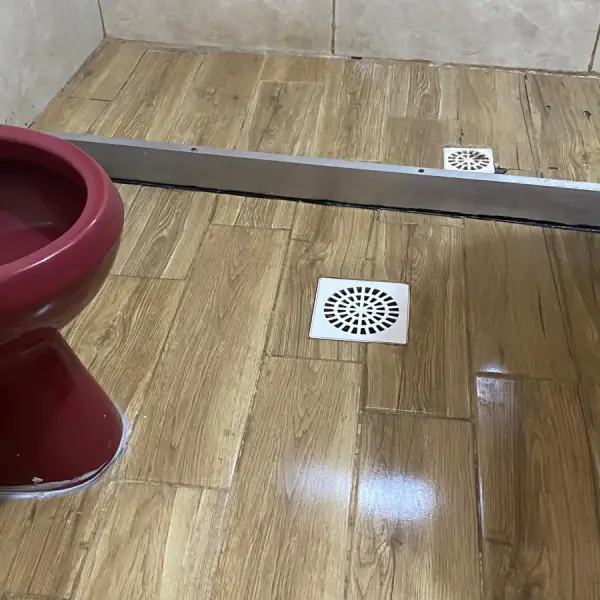 Piso de baño limpio — trabajo de CleanFach