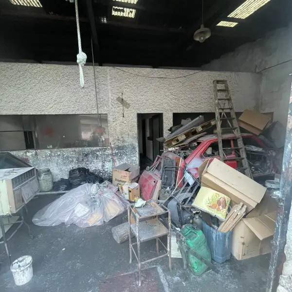 Depósito antes del vaciado y la limpieza — trabajo de CleanFach