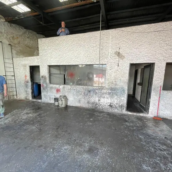 Galpón vaciado, con el piso limpio — trabajo de CleanFach
