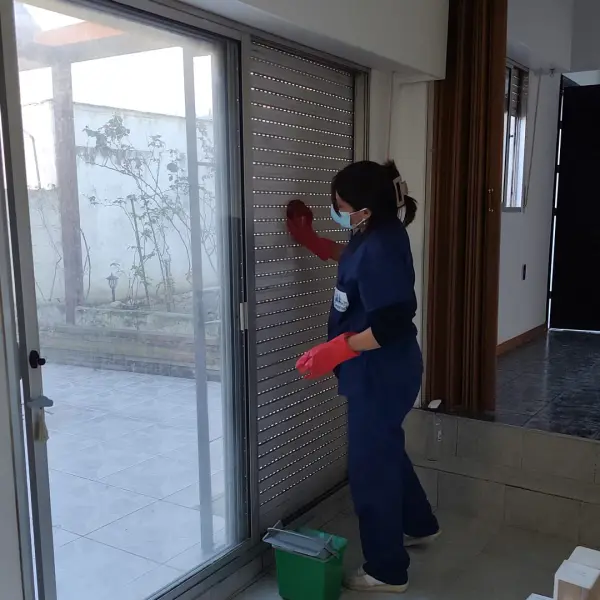 Limpieza de vidrios y cortinas de enrollar — trabajo de CleanFach