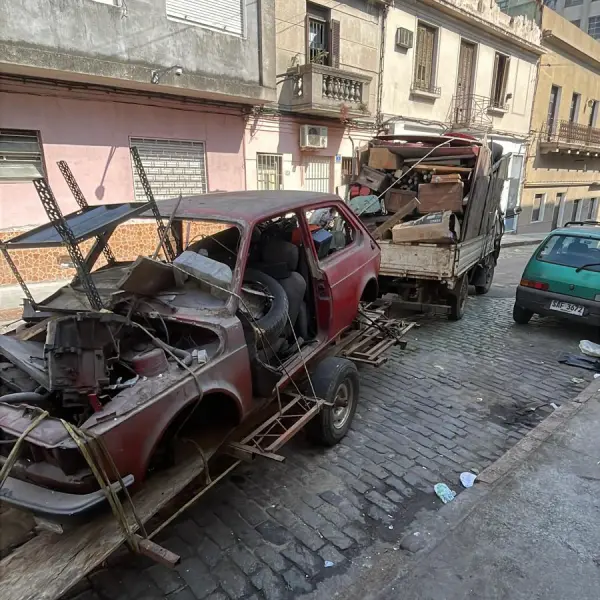 Chatarra retirada, lista para cargar — trabajo real de CleanFach