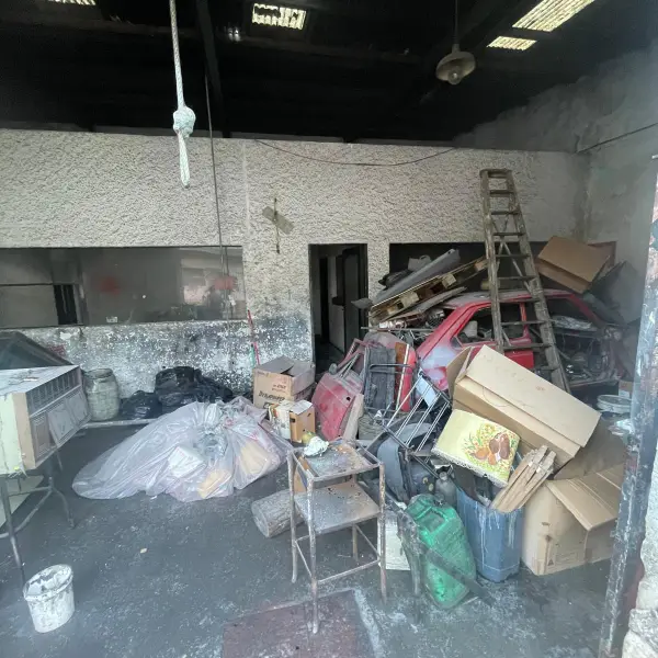 Antes: depósito con materiales acumulados — trabajo real de CleanFach